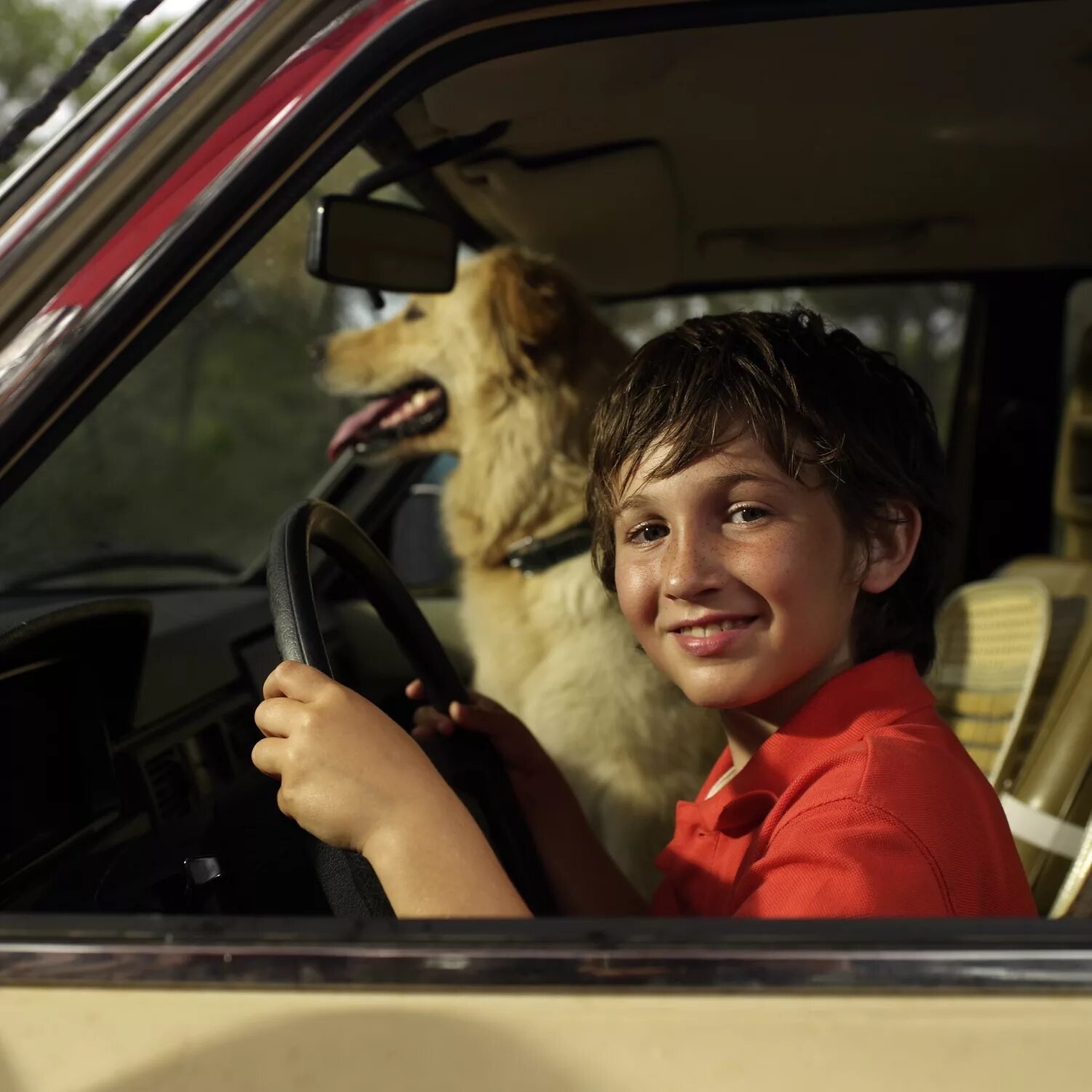 Малыш угнал машину. Фильм где дети угнали машину. Угнать ребенка. Школьник за рулем. Ребенок около машины.