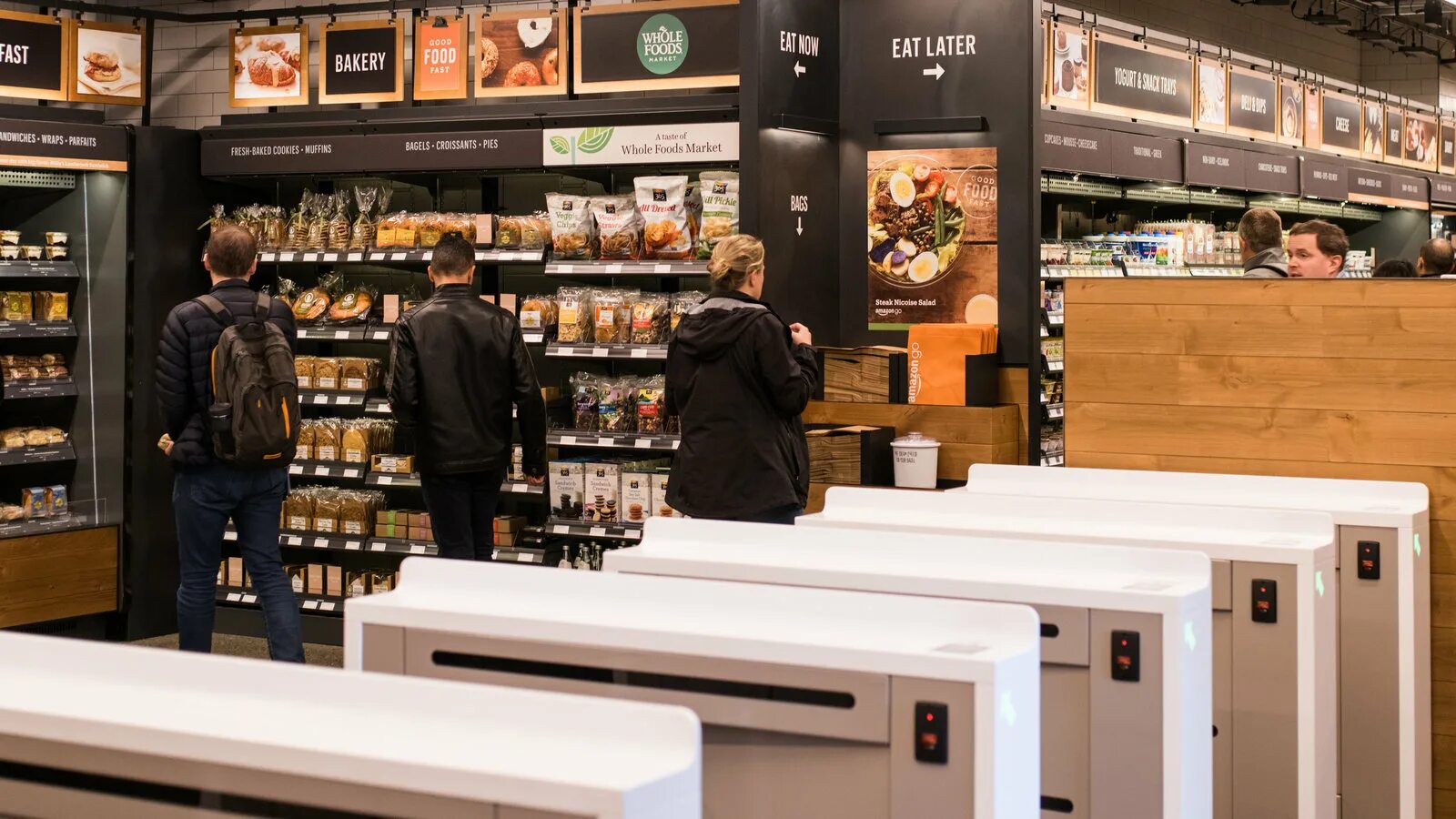 Амазон продавец. Amazon go магазин без касс. первый магазин без касс амазон. магазин без кассиров. амазон магазин без кассиров.