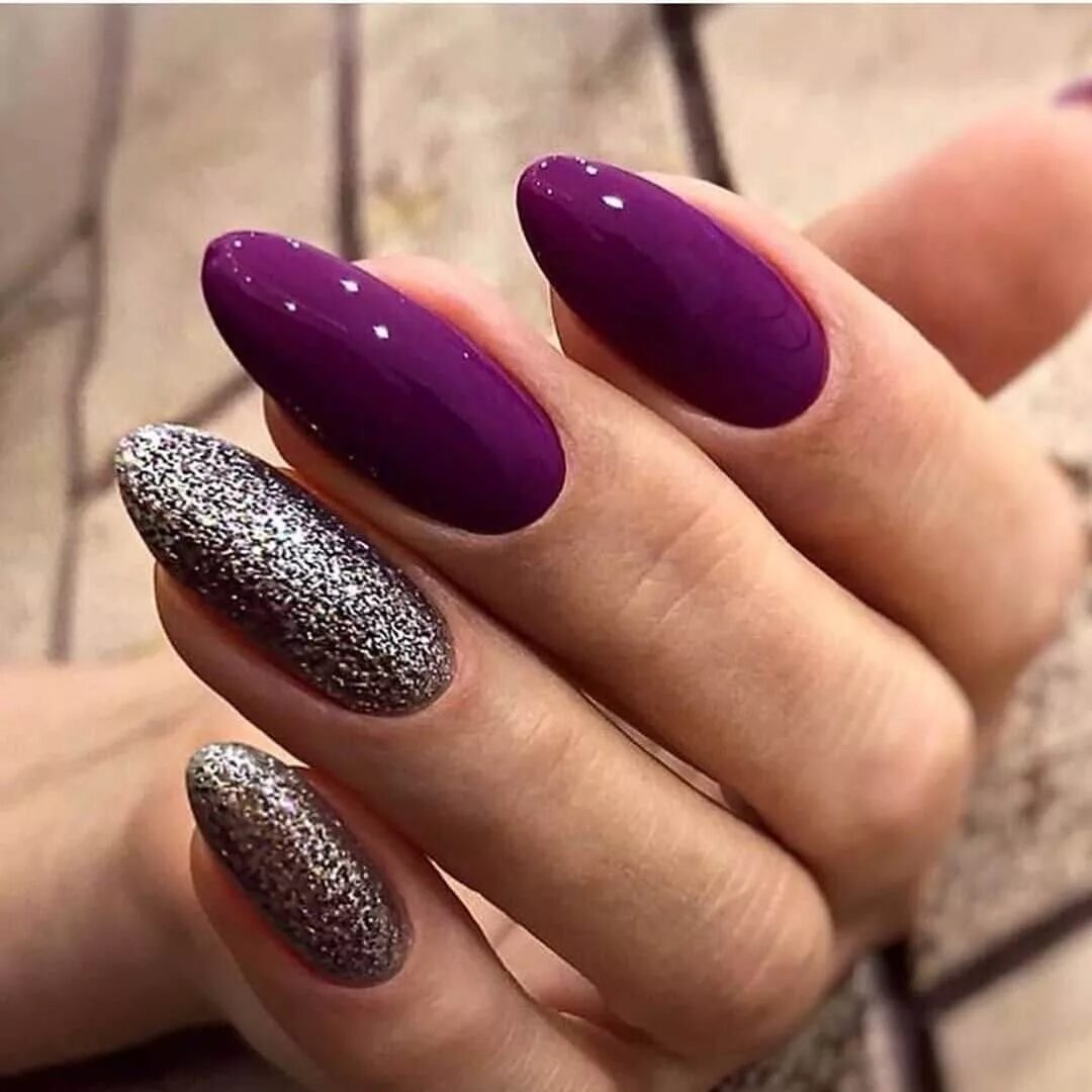 маникюр с блестками. однотонный маникюр. сиреневые ногти. цвета 2020 ногти. яркий стильный маникюр.