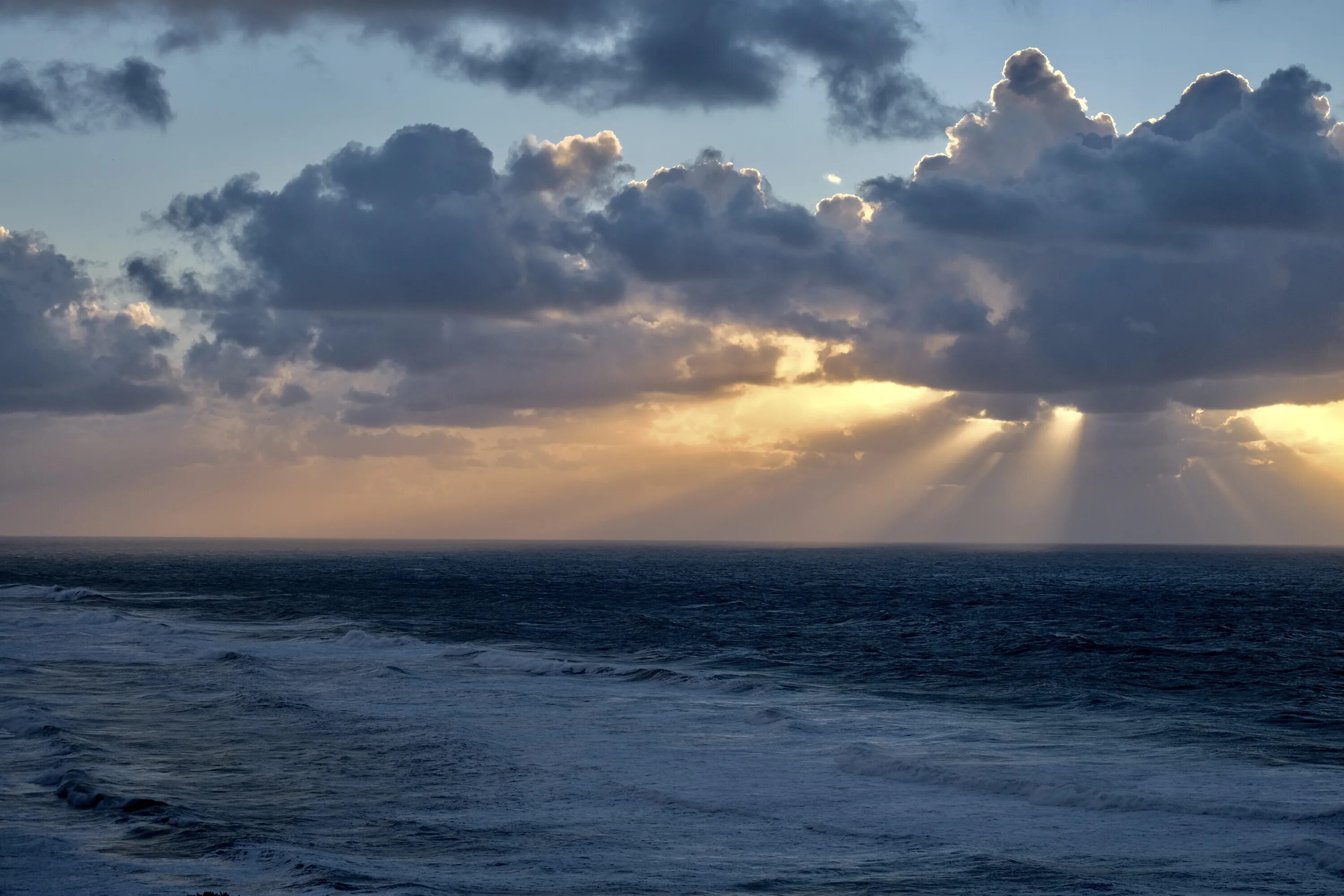 Море облаков. Тучи над морем. Облака над морем. Солнце сквозь тучи.