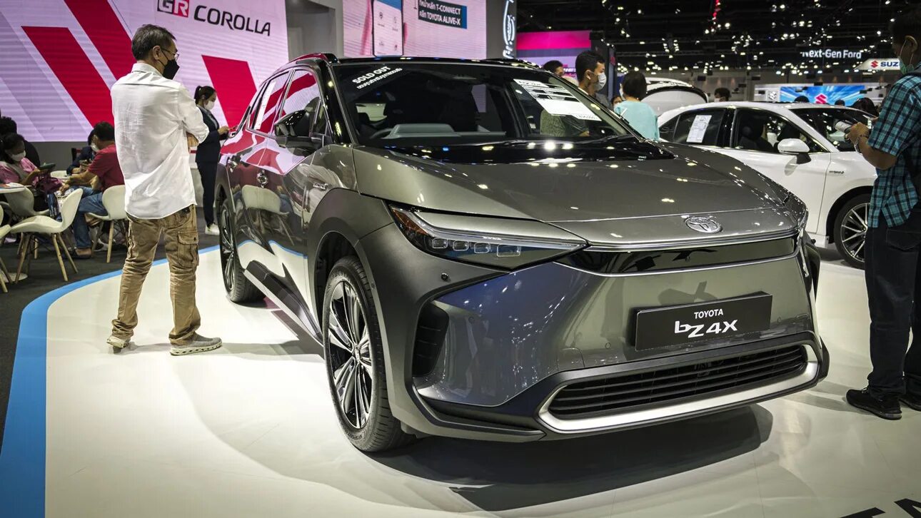 Китайские автомобили 2023 года. Китайские электромобили 2023. Электромобиль Toyota bz4x Black. Первый автомобиль в Китае.
