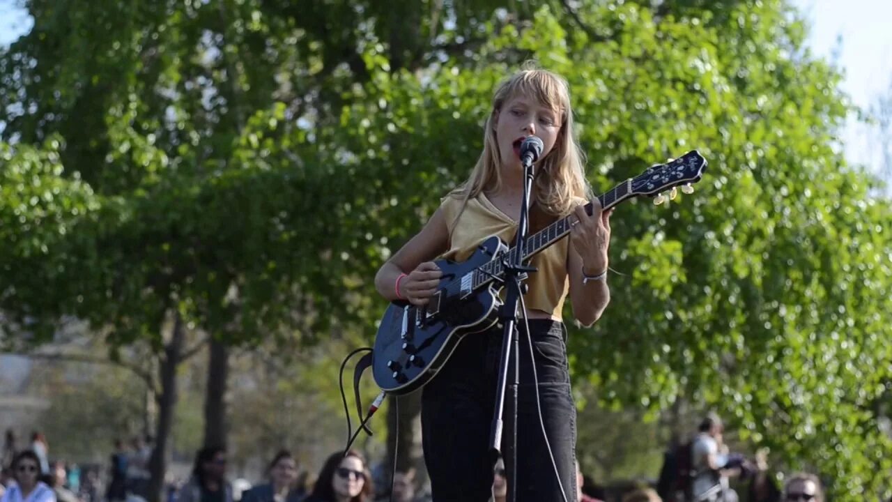 Пою 3 видео. Alice Phoebe Lou Live. Девушка поет на улице. Пение на улице. Девушка поет в парке.