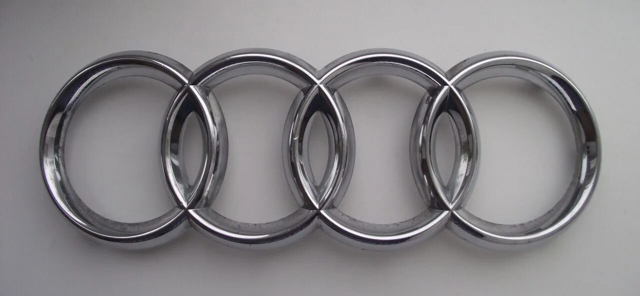 Марка автомобиля с кольцами. Кольца на машину. Audi logo 2022. 4 кольца ауди. Как называется 4 кольца.