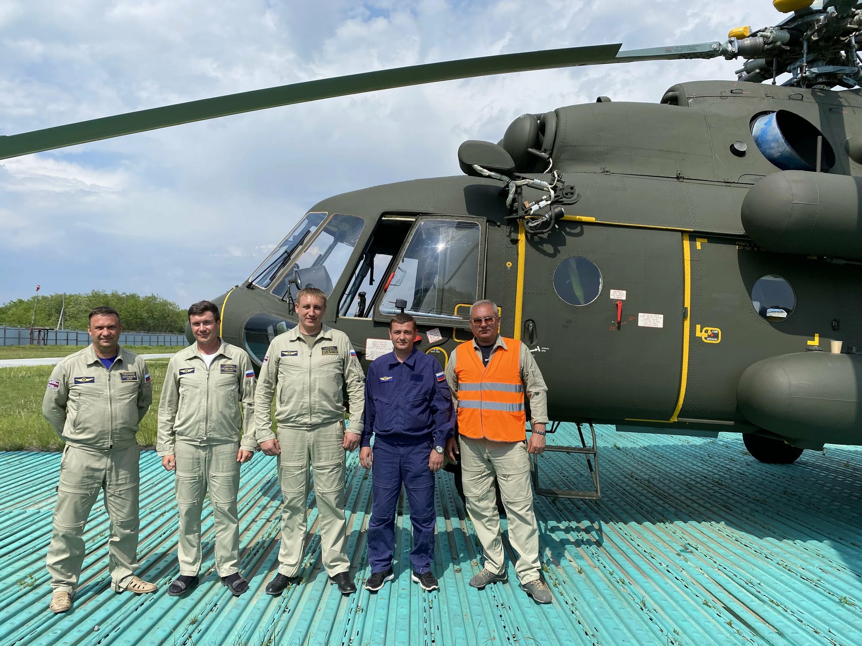 Вертолетный отряд итуруп. Ми-8 учения барс-15. Ми 8 кабина экипажа. Экипаж ми8. Ми-8 вертолёт казань.
