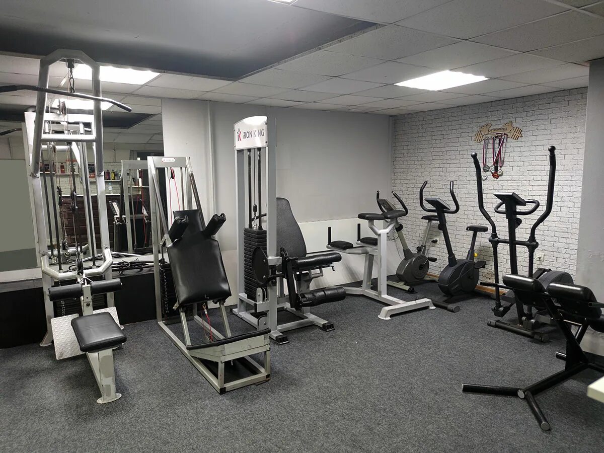 качалка хабаровск. спортзал regym. спартак зал спорта хабаровск. тренажёры в спортзале. атлетика спортзал.