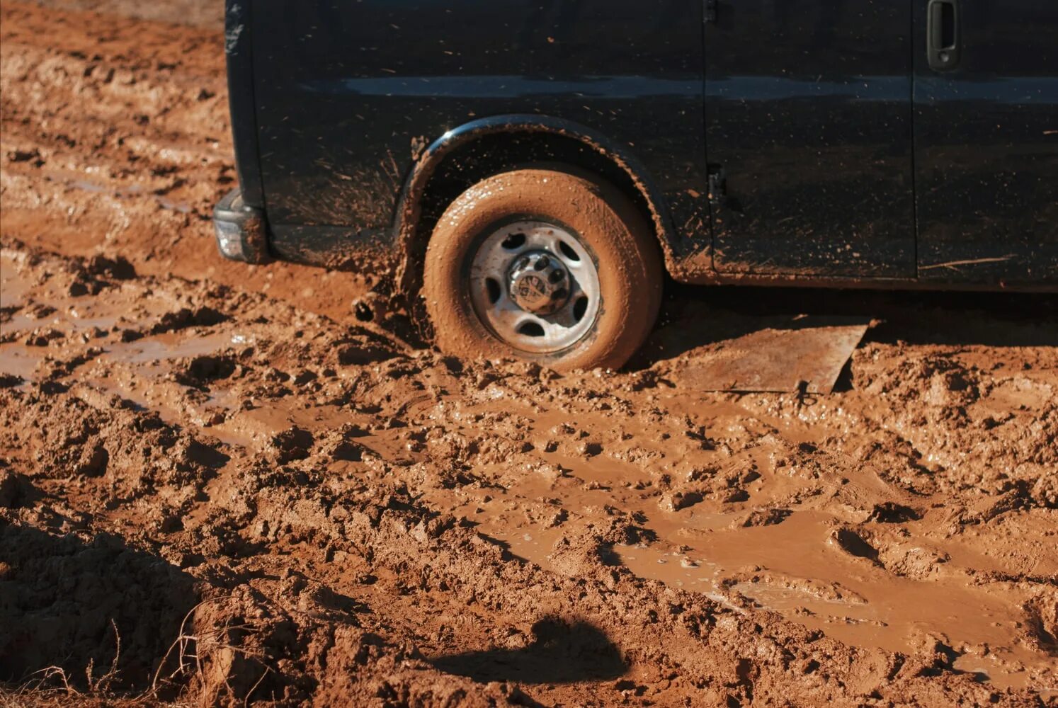 Почему машина грязная. Машина буксует в грязи. Колесо в грязи. Машина застряла в грязи. Колесо в грязи буксует.
