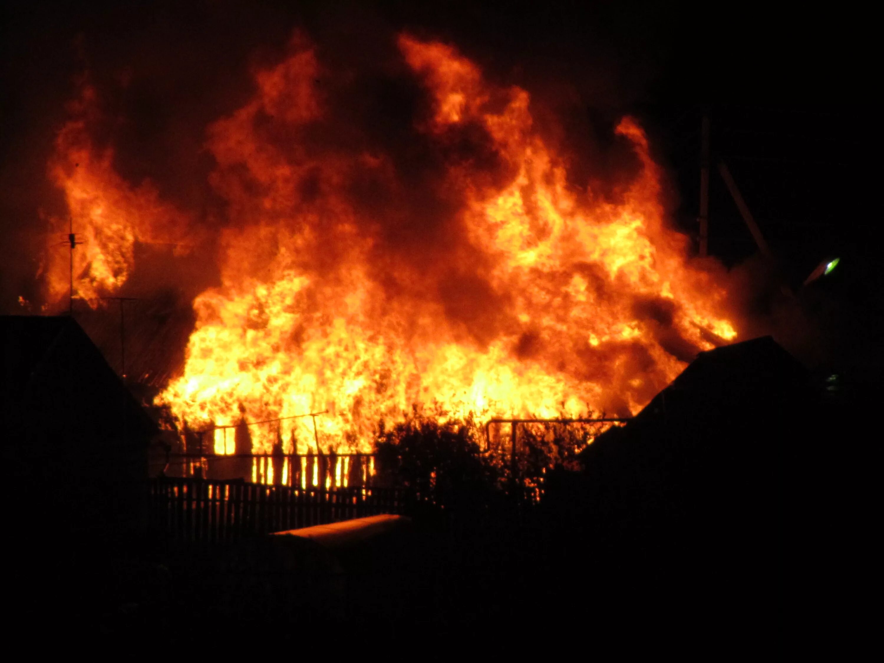 05 2011. Пожар. Пожар в Ашукино. В Тальменке сгорел дом. Дом в огне.