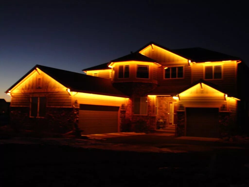 подсветка домов. подсветка коттеджа. неоновая фасадная подсветка. освещение дома лентой. освещение фасада.