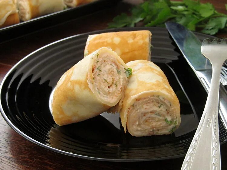 Закусочные рулеты. Ажурные блины с начинкой. Блинчики закусочные с начинкой. Блинчики закусочные с начинкой. Рулетики из блинчиков.