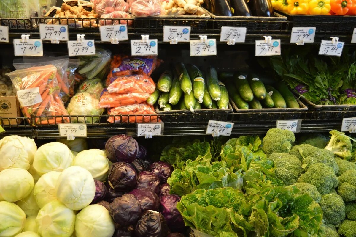 Vegetables shop. Ассортимент фруктов и овощей. Овощи в супермаркете. Овощной прилавок. Овощи и фрукты на рынке.