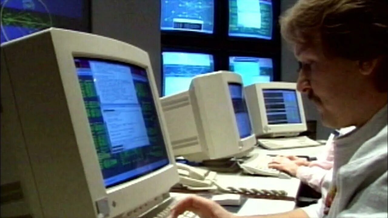 Интернет 1990 х. Первый интернет. интернет в 1990. компьютер 2004. ученый за компьютером.