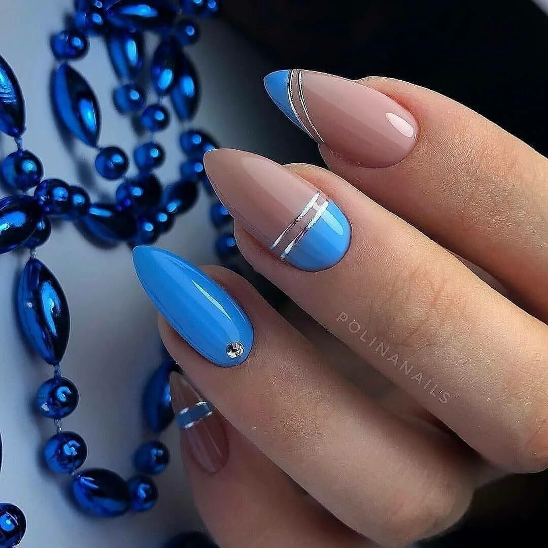 Синие ногти миндаль. Голубой френч миндаль 2023. Синий френч 2023 миндаль. Красивый голубой маникюр. Голубые ногти.