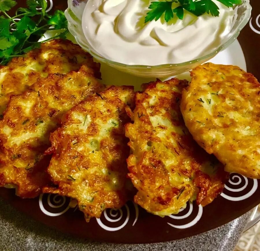 Драники из картофеля с сыром на сковороде. Картофельно кабачковые оладьи. капустные оладьи. деруны. капустные драники.