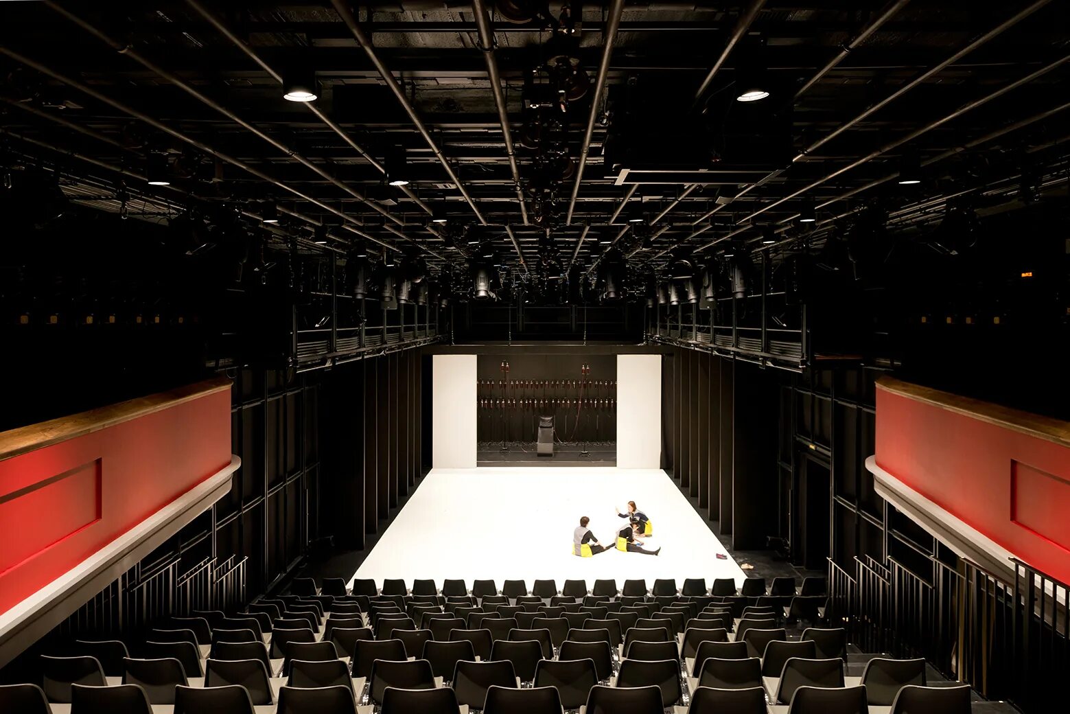 театр людмилы рюминой малый зал. не смотря в зрительный зал. не смотря в зрительный зал. зрители в театре. зал.