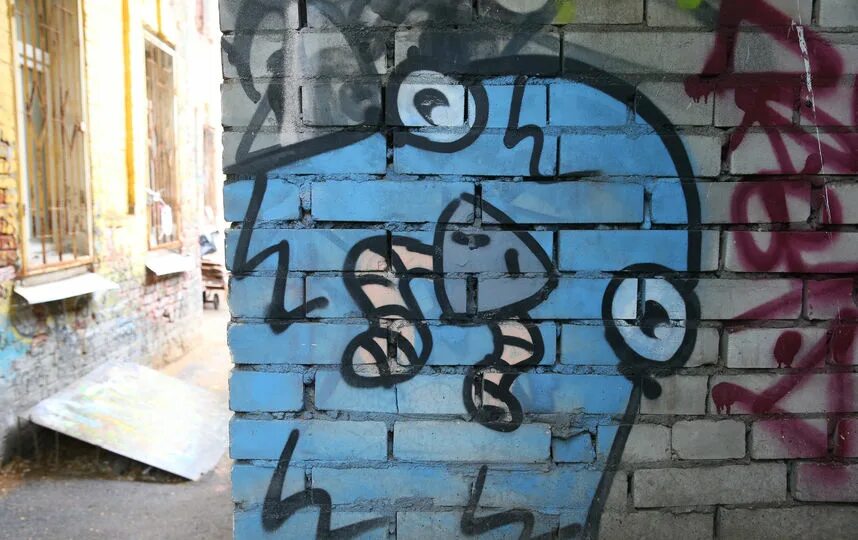 Граффити вандалов на исторических зданиях. Вандализм. Граффити вандализм. Граффити россия вандализм. Плохие надписи на стенах.