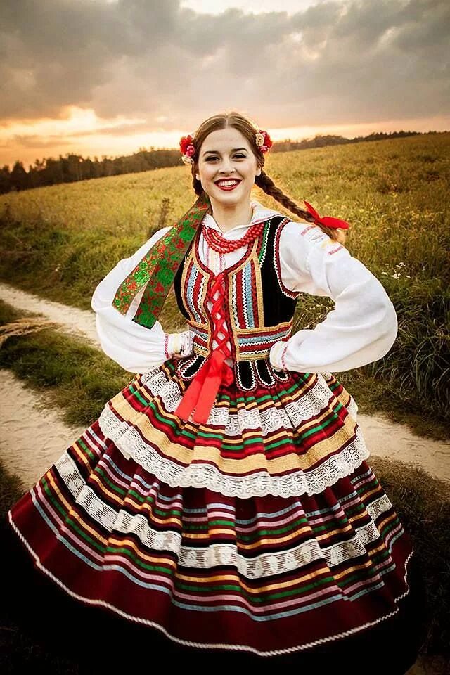 Поляки. Поляки кашубы. Польша люди. Национальность полячка. Полячка в национальном костюме.