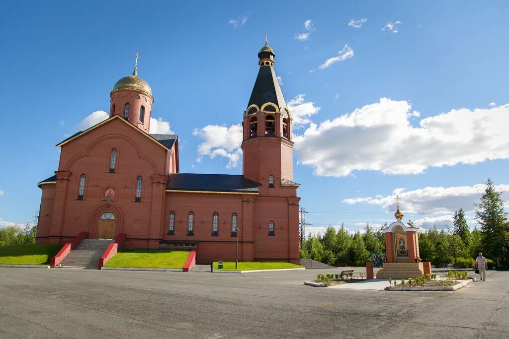 Часовня лангепас. Церковь лангепас. Церковь лангепас. Лангепас церковь ночью. Часовня лангепас.