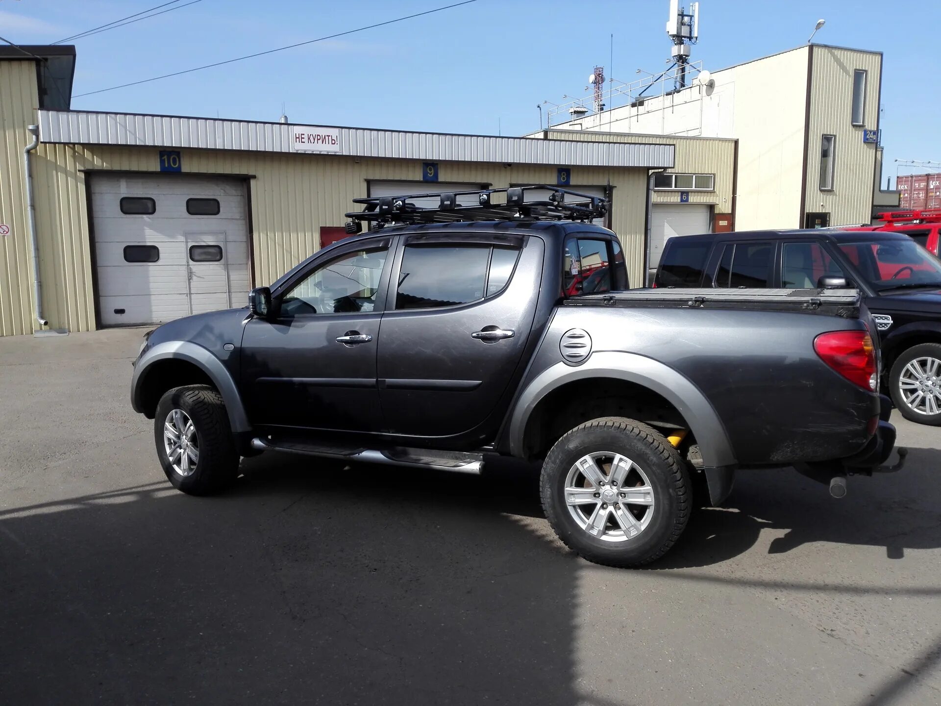 Мицубиси л200 багажник. Митсубиси л200. mitsubishi l200 экспедиционник. mitsubishi l200 багажник.