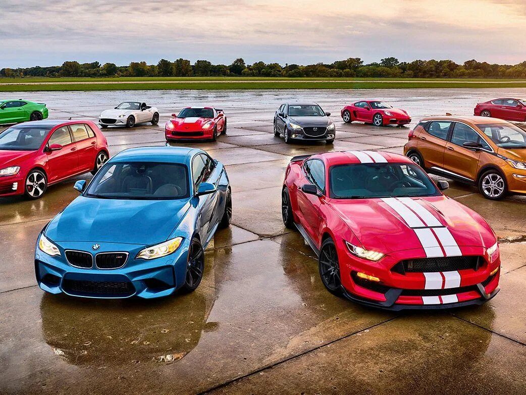 Есть несколько автомобилей. Разные машины. Разные машины. Есть несколько автомобилей. Много машин на дороге.