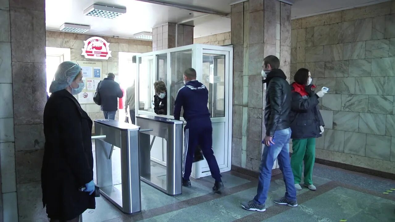 Охранник в университете. Проходная фосагро алкотестеры. Люди на проходной. Очередь на нижегородской. Проходная с охраной на фабрике.