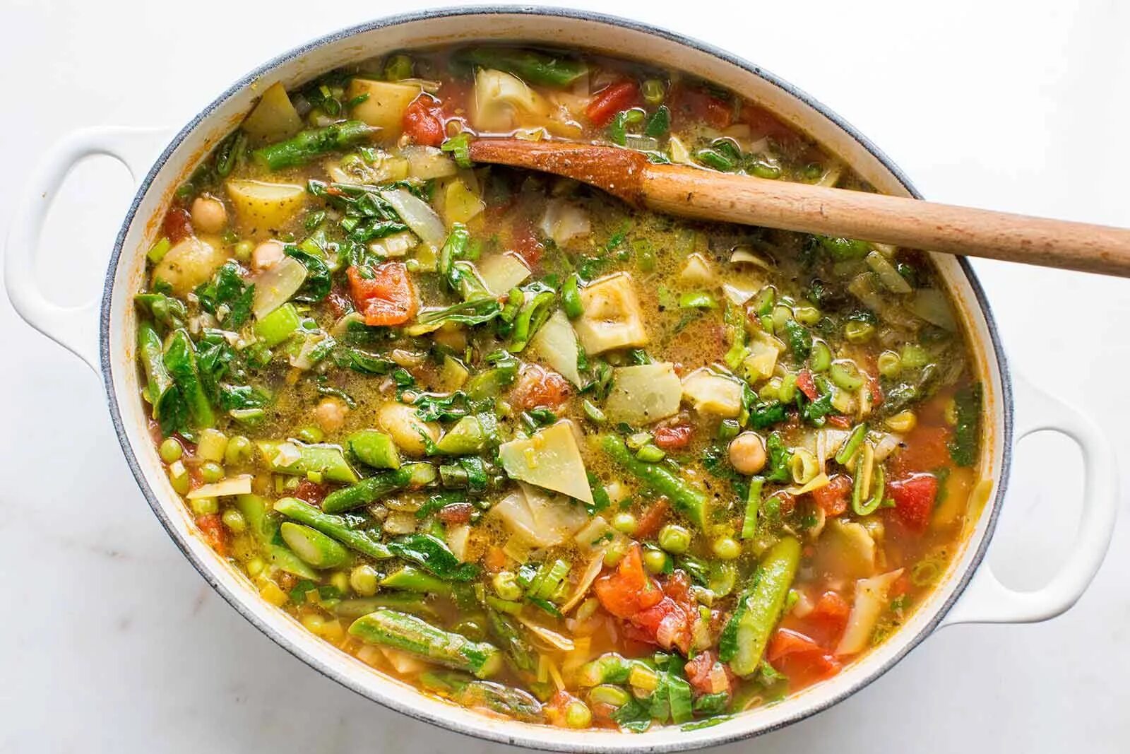 Суп со стручковой фасолью и курицей. Суп минестроне. суп минестра. минестроне тоскано. испанский суп минестроне.
