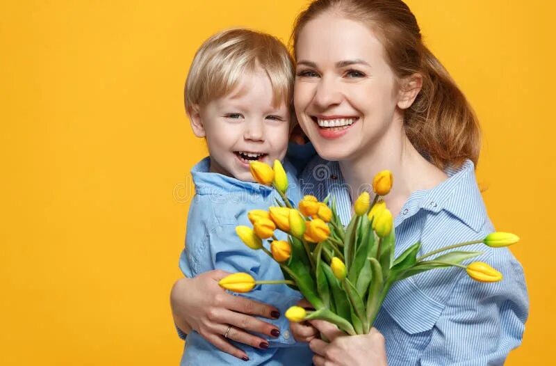 Сын с цветами для мамы. Mom and son with Flower. Moms Day.