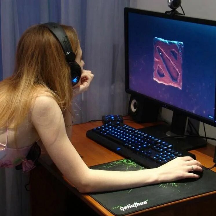 Девушки играющие в компьютерные игры. Девушка играет в пк. девушки за компьютерными играми. девушка геймер за компом.