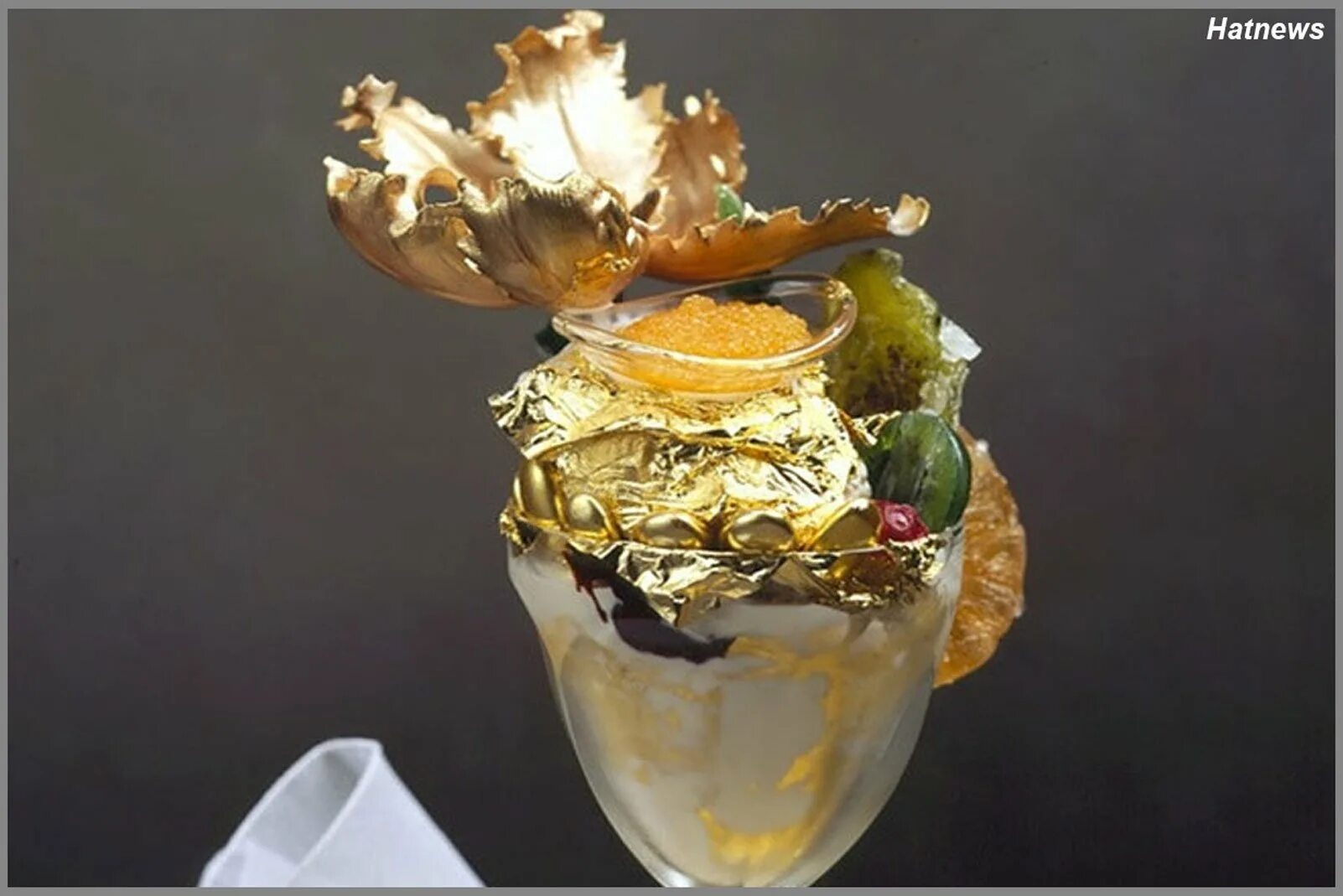 Дорогой десерт. Мороженое Golden Opulence Sundae. Десерт Frrrozen Haute Chocolate. Сандей «золотое изобилие». Сандей «Frrrozen Haute Chocolate».