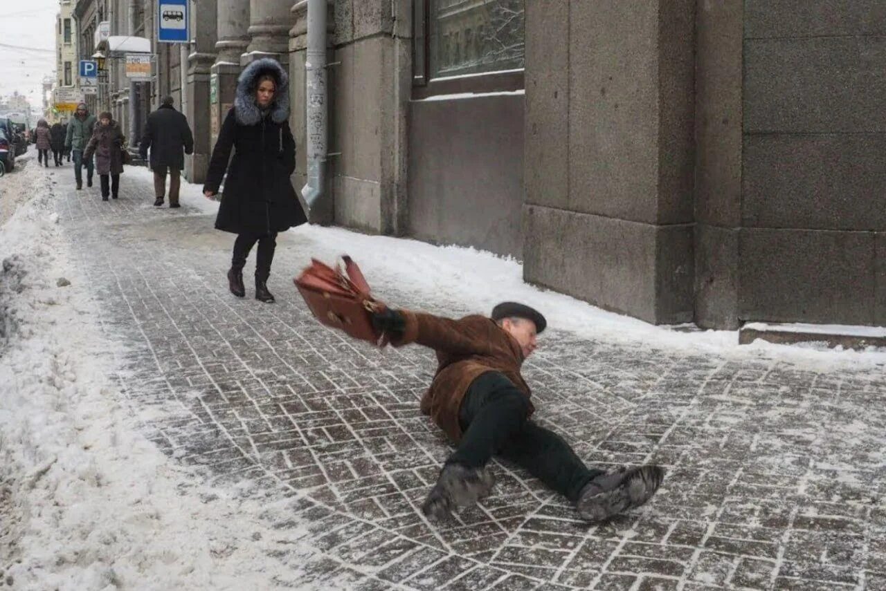 Там скользко. Скользко на улице. голодед падает человек. человек падает на льду.