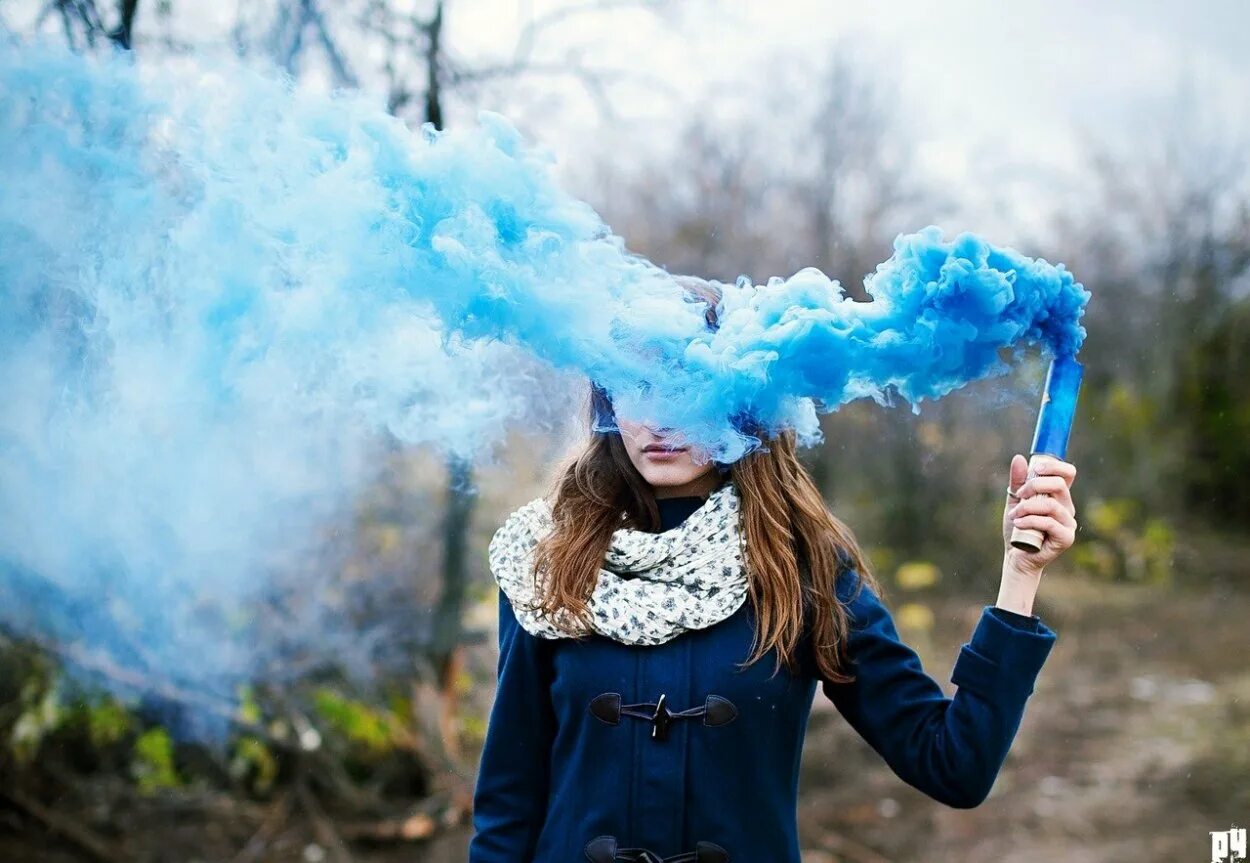 Голубоватый дым эпитет. Цветной дым. Синие дымовые шашки. Дымовая шашка синяя. Фотосессия с голубым дымом.