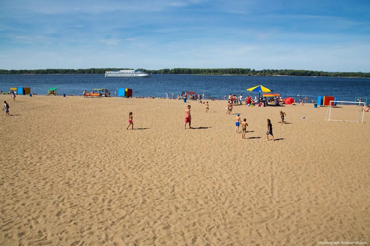 Отдохнуть летом на волге. Самара набережная пляж. Волга река Самара пляж. Золотые Пески Самара пляж. Самара набережная Волги пляж.