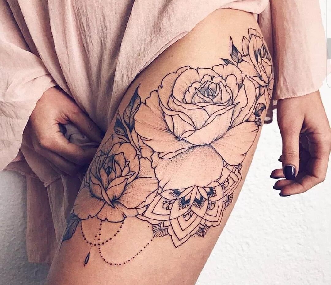 Красивые женские тату на бедре. Татуировки на ляшках. Татуировки для девушек на ляшке. Тату на бедре для девушек. Тату на бедре женские.