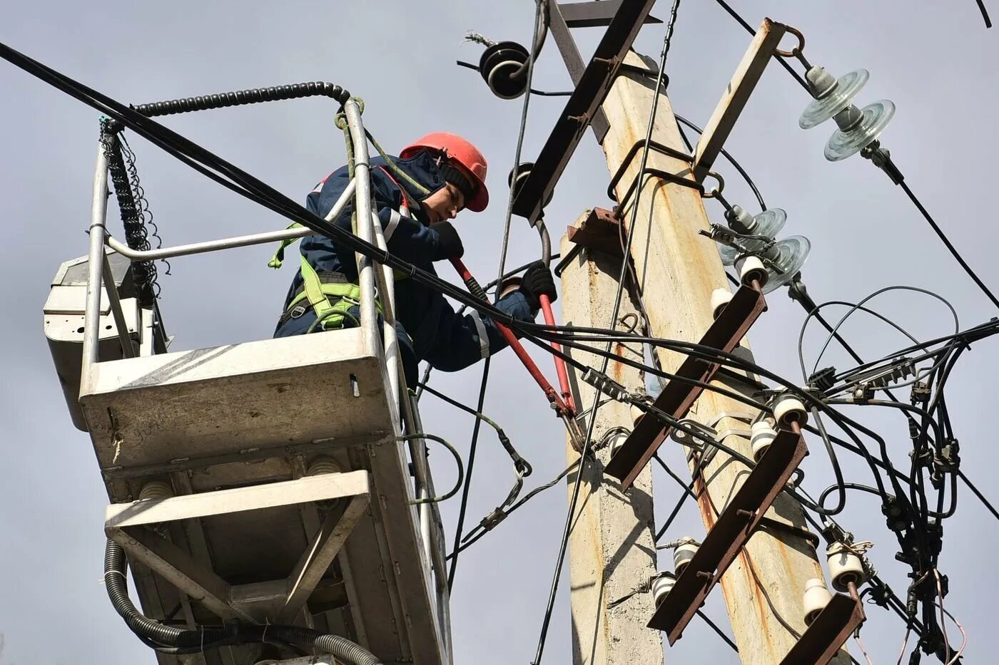 Работники электрических сетей. Авария в электросети москвы 2005. Техприсоединение к сетям электроснабжения. Без электросети. Техприсоединение к инженерным сетям.