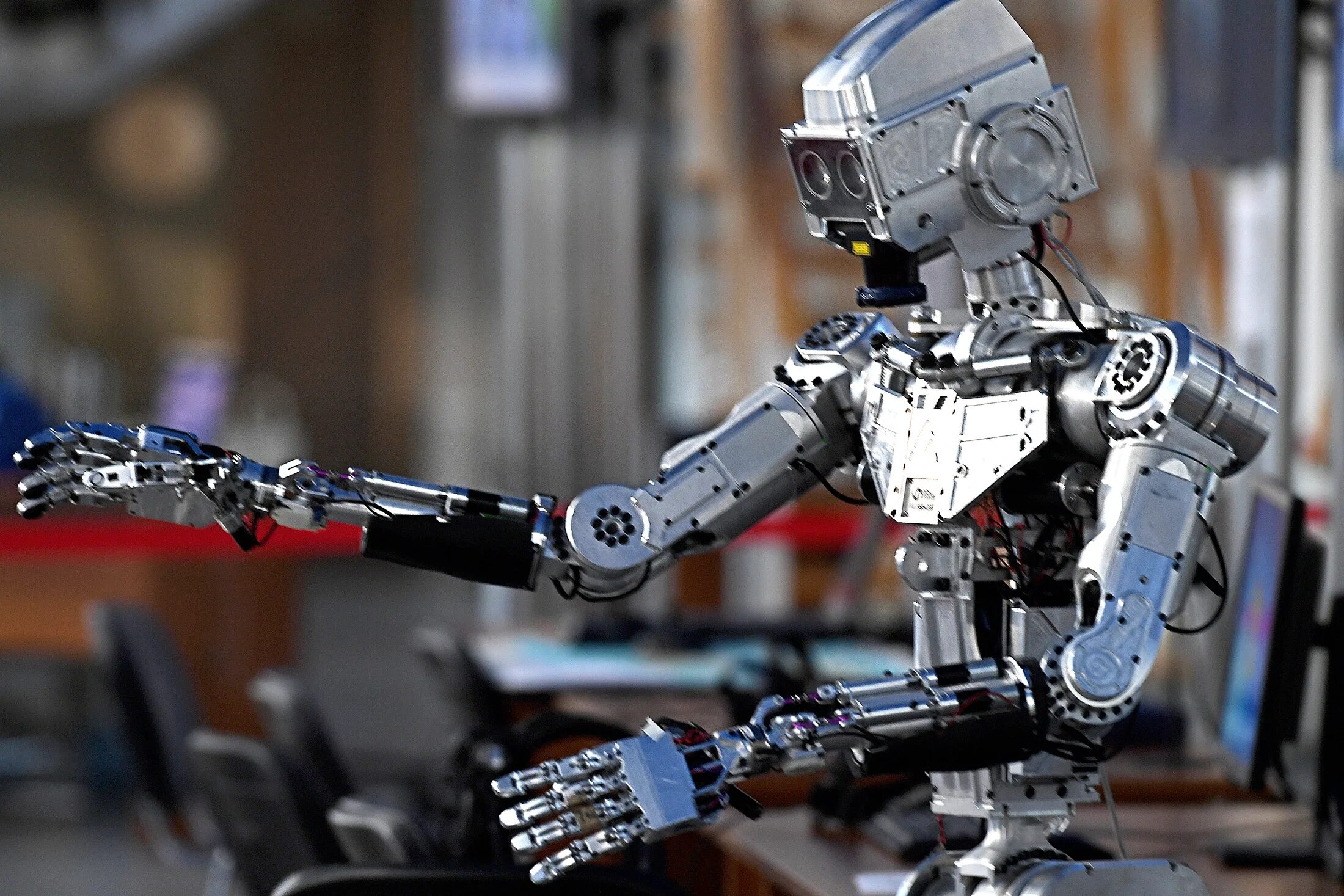 Где применяют роботов. Робототехника в США. Творчество роботов. Создание робота. Первый робот в Америке.