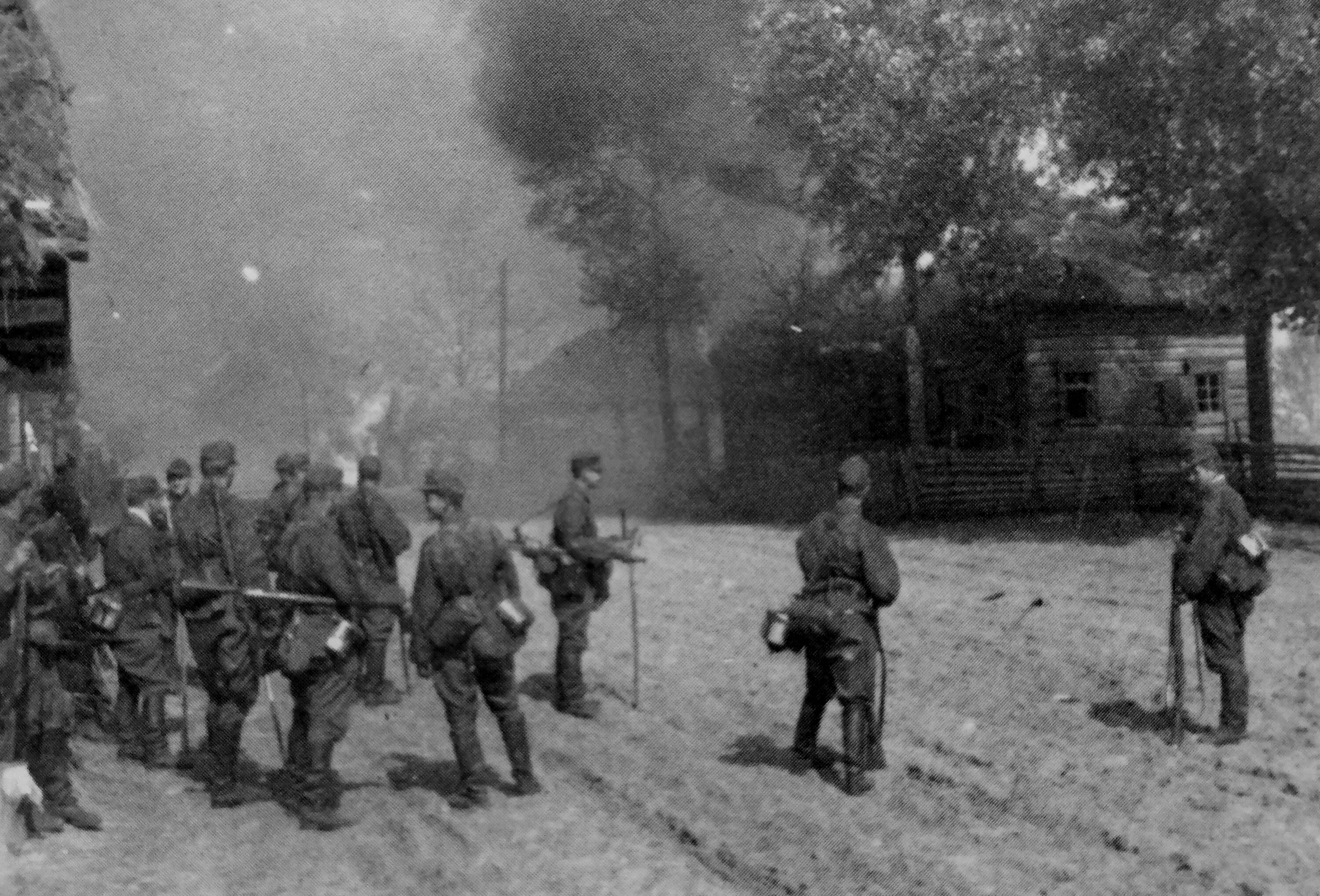 Зверства немцев в Хатыни в 1943. Каратели в Великой Отечественной войне 1941 1945. Расстрел деревни ВОВ 1941-1945. Захват мирное