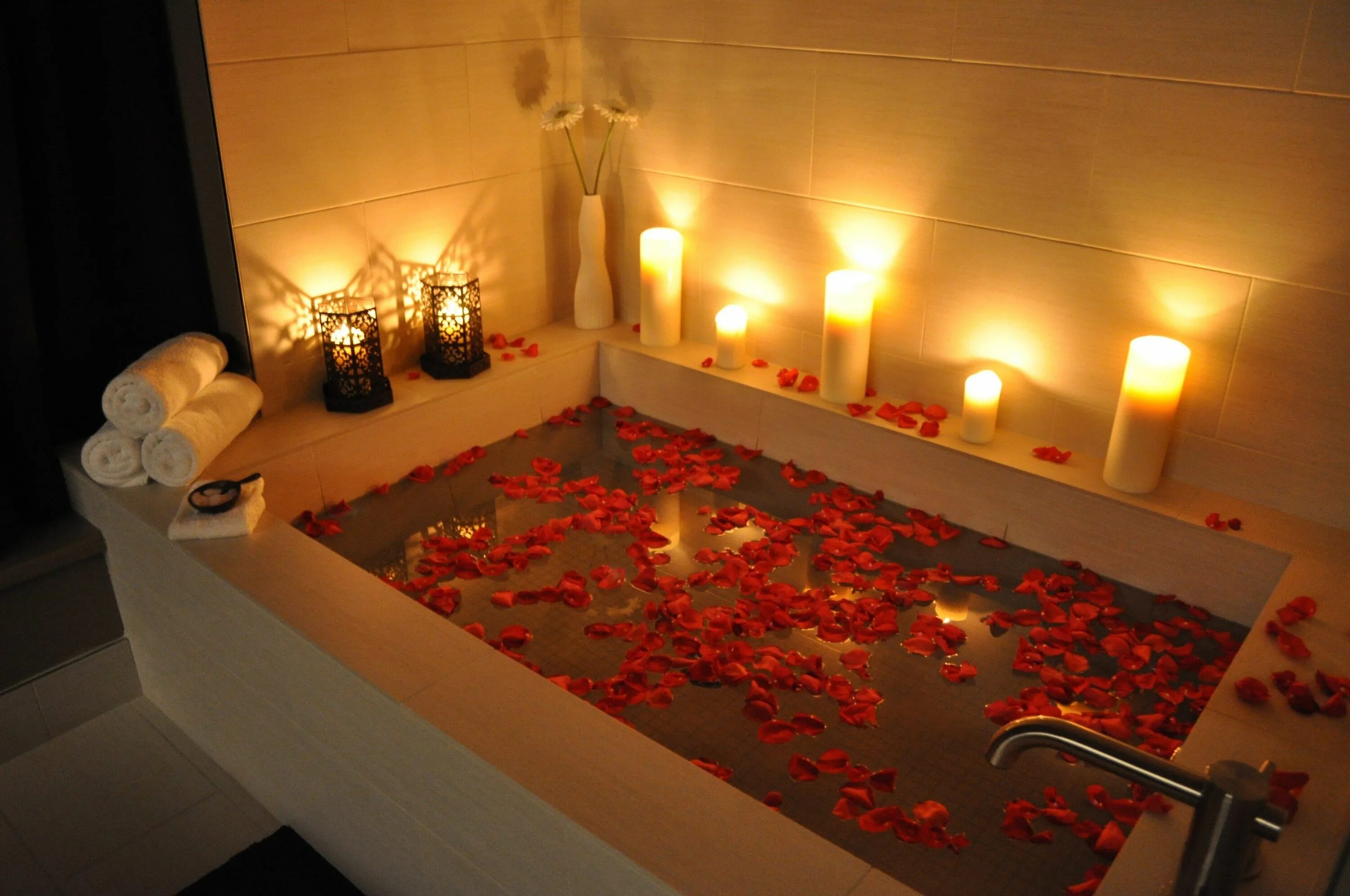 Романтик дома. Ванна с лепестками роз и свечами. Романтическая ванна. Ванная со свечами. Ванная с лепестками роз.
