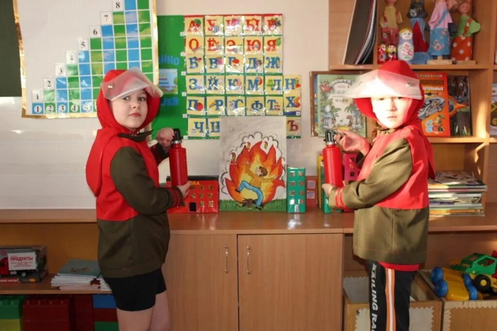 Игры по пожарной безопасности. Игры пожарная безопасность старшая группа. Пожарная безопасность в старшей группе. Сюжетные игры для детей. Атрибуты для игр на улице в детском саду для детей 5-6 лет.