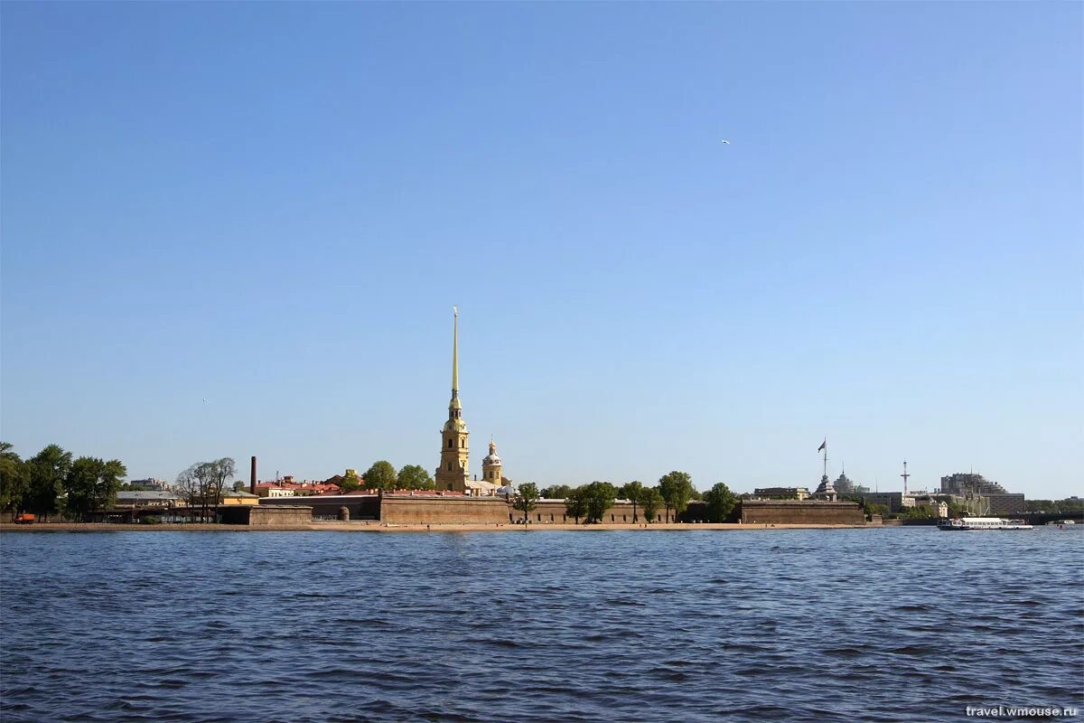 Петропавловский собор петропавловская крепость. Петербург крепость на неве. Петербург крепость на неве. Петропавловская крепость на реке нева. Петербург крепость на неве.