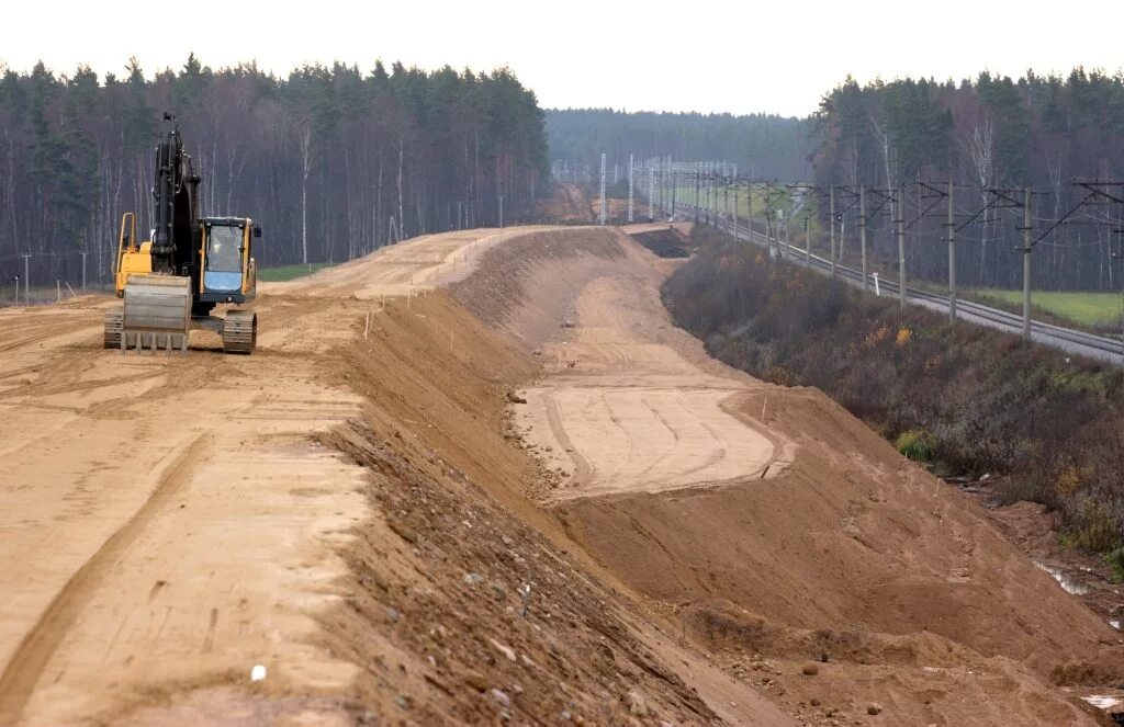 Насыпь земляного полотна железной дороги. Отсыпка насыпи земляного полотна. Отсыпка земляного полотна железной дороги. Насыпь земляного полотна автомобильной дороги. Траншея щебень