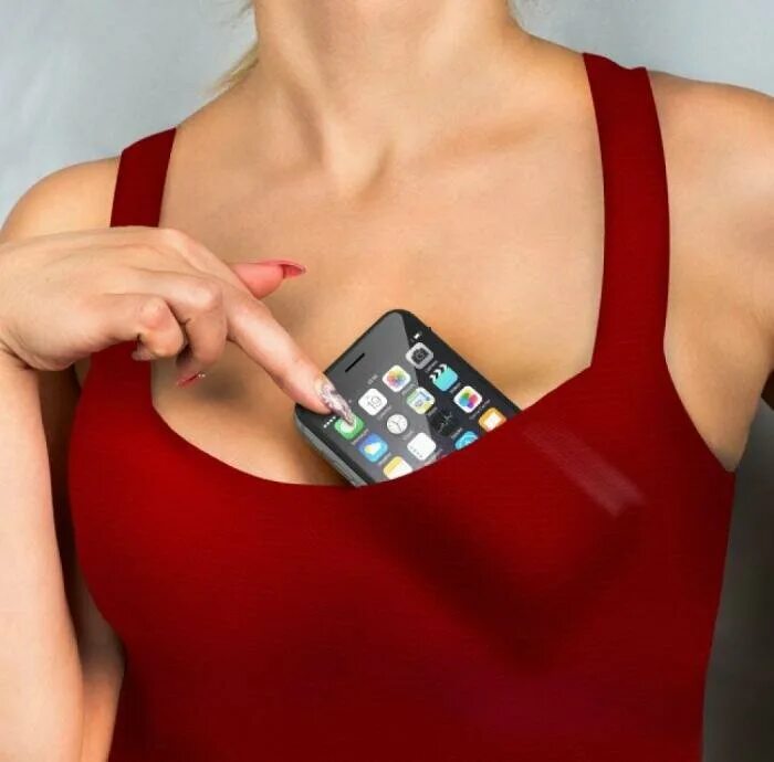 Телефон для фото 2024. Смартфон на груди. Спрятала в лифчике. Смартфон на женской груди. Сотовый в кармане.