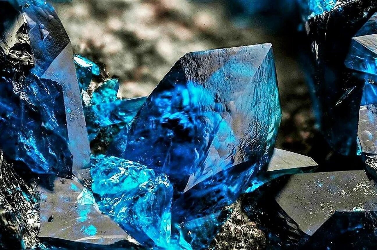 Crystal лучшее. Самоцветы минералы Кристалл. Весцелиит минерал. Синий Кристалл. Красивые синие Кристаллы.