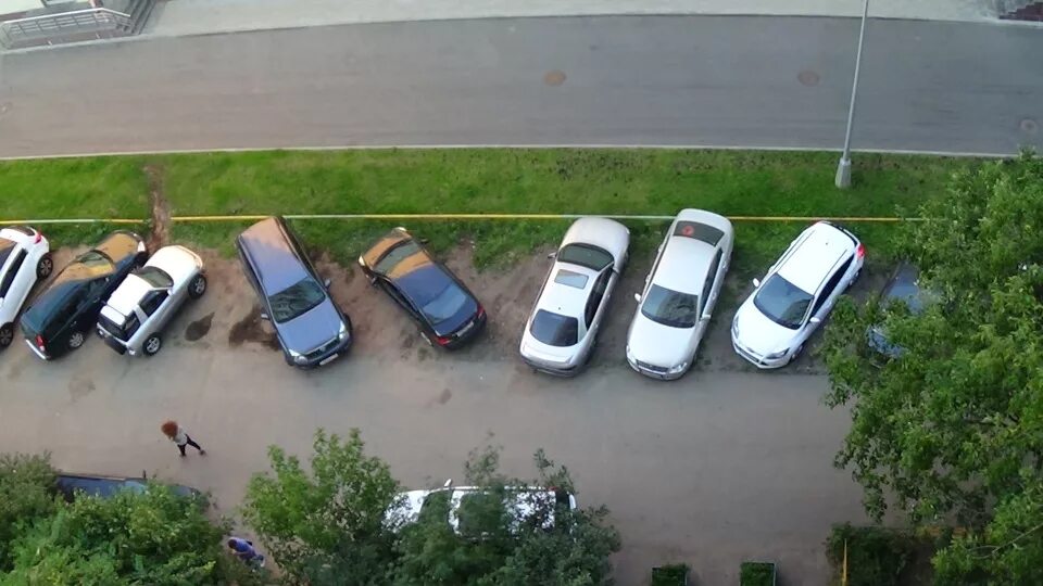 Вылетел с парковки. Паркинг на крыше в москве. Порше пробил стену паркинга. Парковка долгопрудный. Машина выпала из опарка.