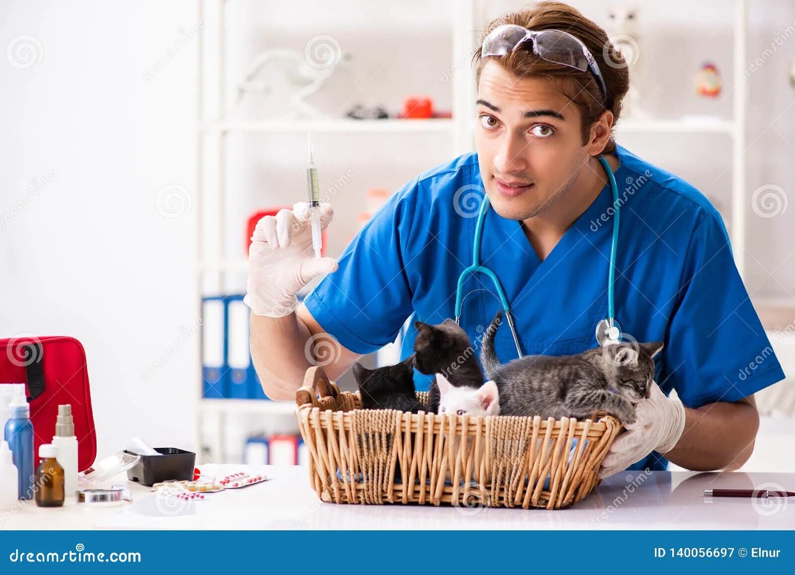 Котенок у ветеринара. Ветеринар быт. Молодые мужчины ветеринары. Мужчина врач с кошечкой. Ветеринар рецепты