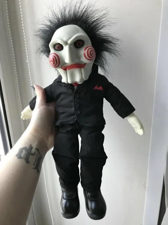 Пила кукла билли пила 8. Фигурка neca saw кукла билли 60607. Фигурка neca saw кукла билли 60607. Пила кукла билли кадры. Пила джон крамер кукла.