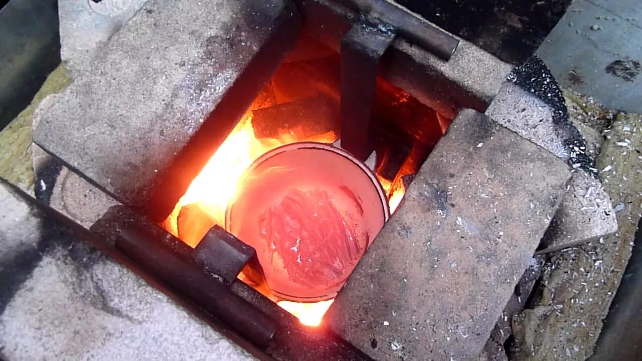 Плавильная печь для меди. Горн для плавки меди. Горн -  печь для переплавки металлов. Промышленная печь для переплавки алюминия.