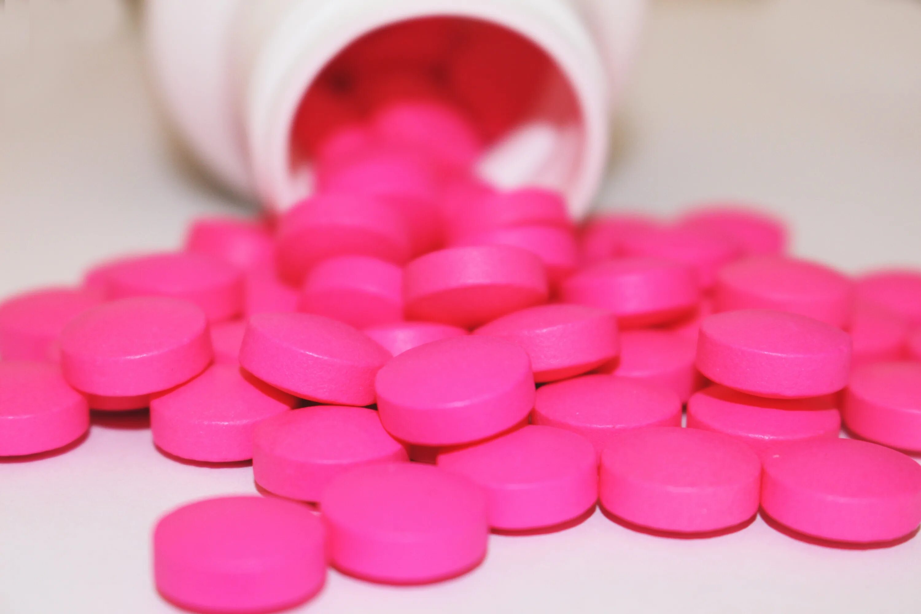Ибупрофен таблетки розовые таблетки. Ибупрофен розовые таблетки. Розовые круглые таблетки. Розовые таблетки снотворные.