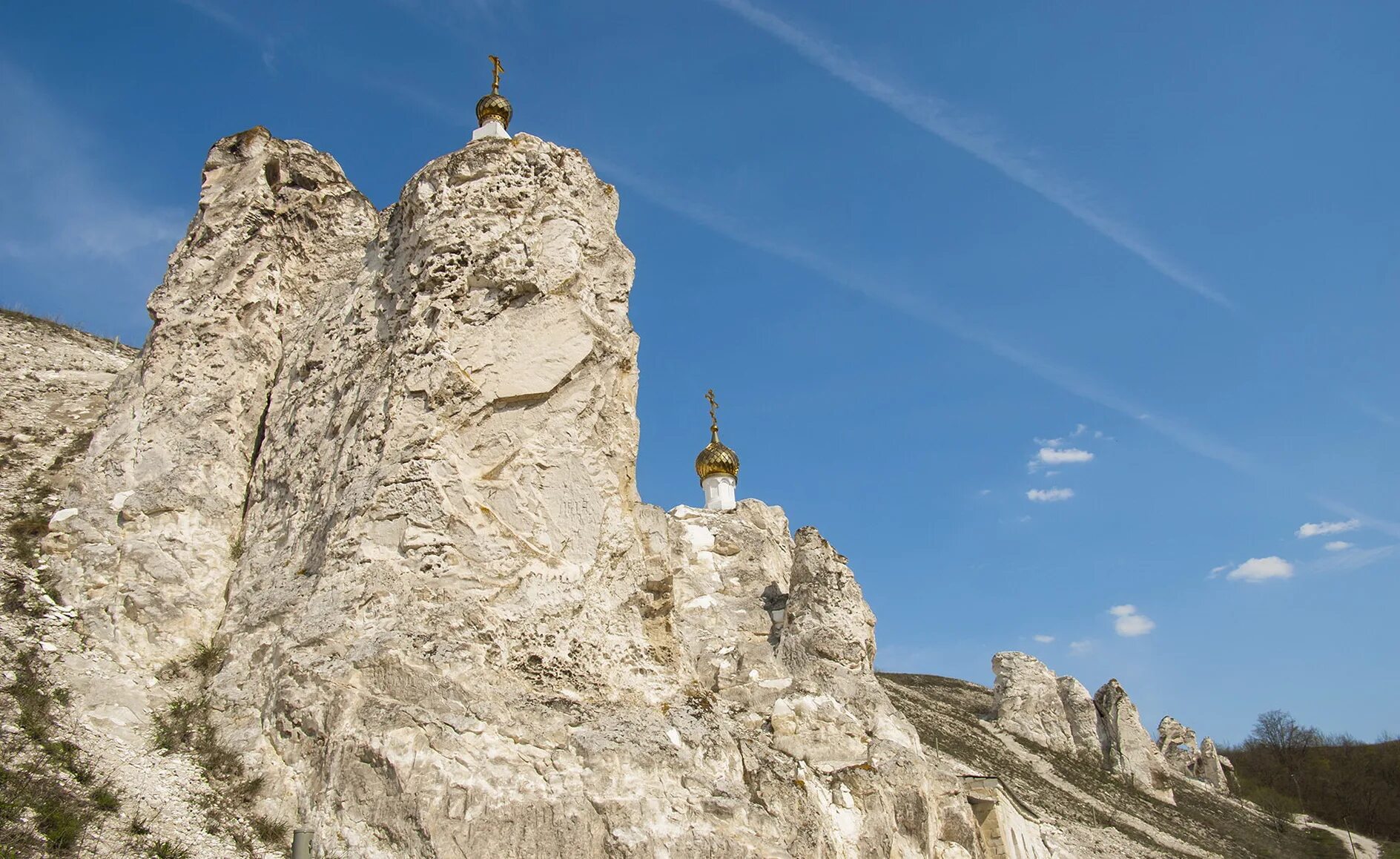 Свято Успенский Дивногорский монастырь Воронежской области. Пещерный храм в Воронежской области Дивногорье. Успенский Дивногорский пещерный монастырь. Меловой храм в Дивногорье Воронежской области. Мужской монастырь воронежская область