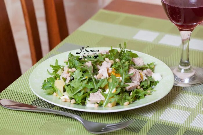 Шпинат и руккола креветки. Печень трески руккола салат. Овощной салат с печенью трески. Салат из печени трески с рукколой. Салат с рукколой и печенью трески.