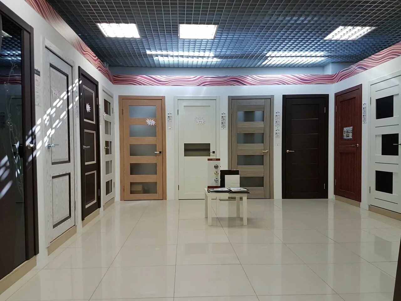 Магазин дверей. Магазин дверей. Магазин большой краснинское шоссе. Склад дверей. Двери лэнд смоленск.