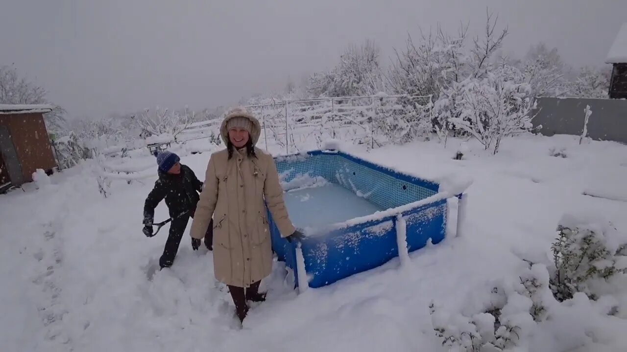 Прогноз погоды апшеронск на неделю. Бассейн в снегу. Бассейн из снега. Снежком бассейн. Снег в Апшеронске видео.